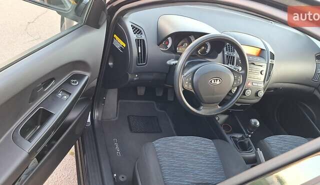Чорний Кіа Сід, об'ємом двигуна 1.4 л та пробігом 170 тис. км за 5550 $, фото 7 на Automoto.ua