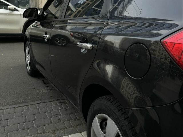 Черный Киа Сид, объемом двигателя 1.4 л и пробегом 330 тыс. км за 4499 $, фото 3 на Automoto.ua