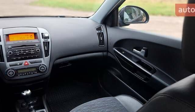 Черный Киа Сид, объемом двигателя 1.6 л и пробегом 220 тыс. км за 5850 $, фото 35 на Automoto.ua