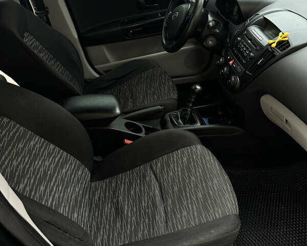 Черный Киа Сид, объемом двигателя 1.4 л и пробегом 334 тыс. км за 4499 $, фото 10 на Automoto.ua