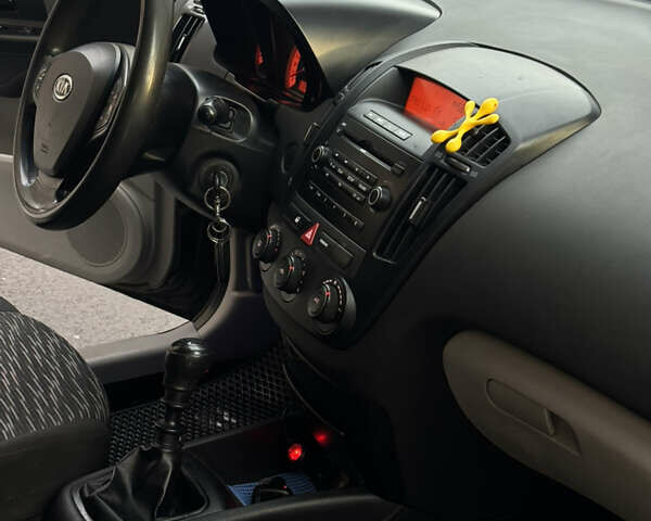 Черный Киа Сид, объемом двигателя 1.4 л и пробегом 334 тыс. км за 4499 $, фото 8 на Automoto.ua