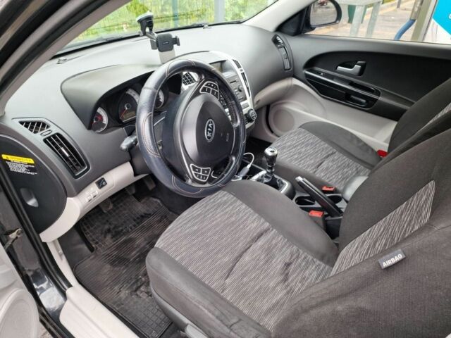 Чорний Кіа Сід, об'ємом двигуна 1.6 л та пробігом 203 тис. км за 6300 $, фото 2 на Automoto.ua