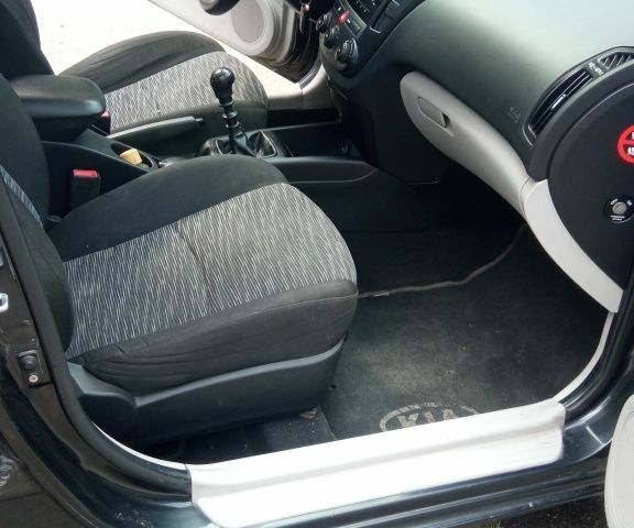 Черный Киа Сид, объемом двигателя 1.4 л и пробегом 178 тыс. км за 4850 $, фото 7 на Automoto.ua