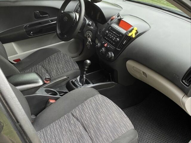 Чорний Кіа Сід, об'ємом двигуна 1.4 л та пробігом 330 тис. км за 4499 $, фото 10 на Automoto.ua