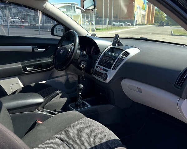 Чорний Кіа Сід, об'ємом двигуна 2 л та пробігом 252 тис. км за 6400 $, фото 8 на Automoto.ua