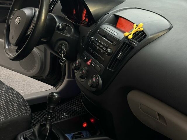 Черный Киа Сид, объемом двигателя 1.4 л и пробегом 330 тыс. км за 4499 $, фото 13 на Automoto.ua