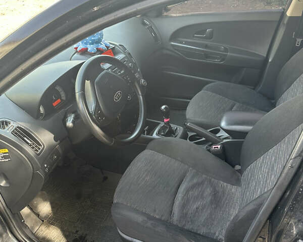 Черный Киа Сид, объемом двигателя 1.4 л и пробегом 277 тыс. км за 5100 $, фото 3 на Automoto.ua