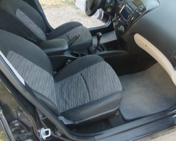 Черный Киа Сид, объемом двигателя 1.4 л и пробегом 140 тыс. км за 5000 $, фото 6 на Automoto.ua