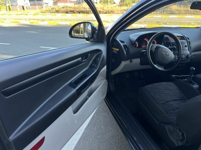 Черный Киа Сид, объемом двигателя 1.4 л и пробегом 200 тыс. км за 4999 $, фото 4 на Automoto.ua