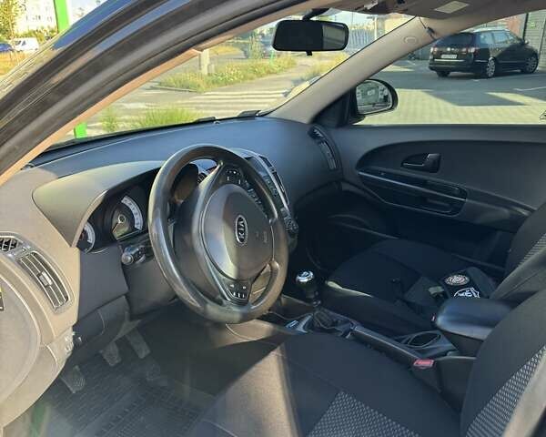Черный Киа Сид, объемом двигателя 1.6 л и пробегом 300 тыс. км за 5800 $, фото 5 на Automoto.ua