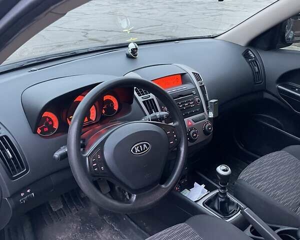 Черный Киа Сид, объемом двигателя 1.6 л и пробегом 207 тыс. км за 5500 $, фото 9 на Automoto.ua