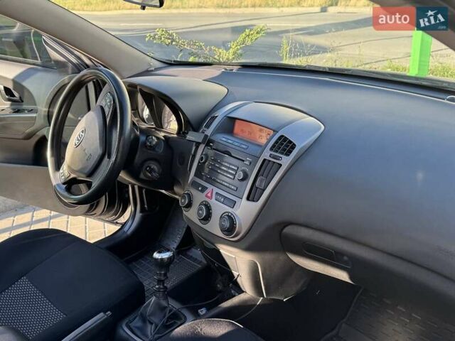Черный Киа Сид, объемом двигателя 1.6 л и пробегом 300 тыс. км за 5800 $, фото 6 на Automoto.ua