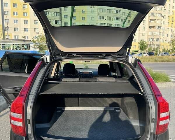 Черный Киа Сид, объемом двигателя 1.6 л и пробегом 300 тыс. км за 5800 $, фото 9 на Automoto.ua