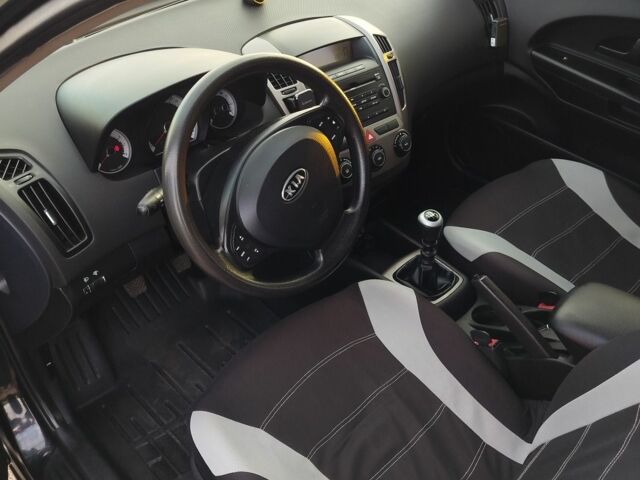 Черный Киа Сид, объемом двигателя 1.6 л и пробегом 200 тыс. км за 5499 $, фото 12 на Automoto.ua