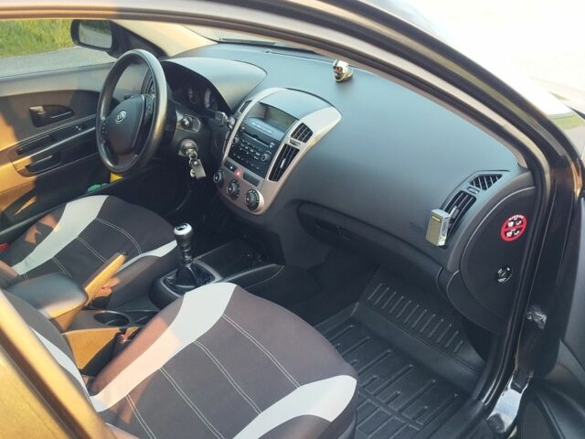 Черный Киа Сид, объемом двигателя 1.6 л и пробегом 200 тыс. км за 5499 $, фото 10 на Automoto.ua