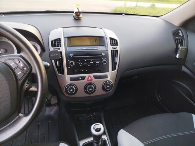 Черный Киа Сид, объемом двигателя 1.6 л и пробегом 200 тыс. км за 5499 $, фото 3 на Automoto.ua