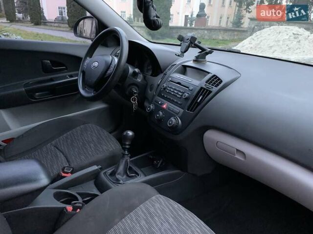 Чорний Кіа Сід, об'ємом двигуна 1.59 л та пробігом 313 тис. км за 4900 $, фото 29 на Automoto.ua