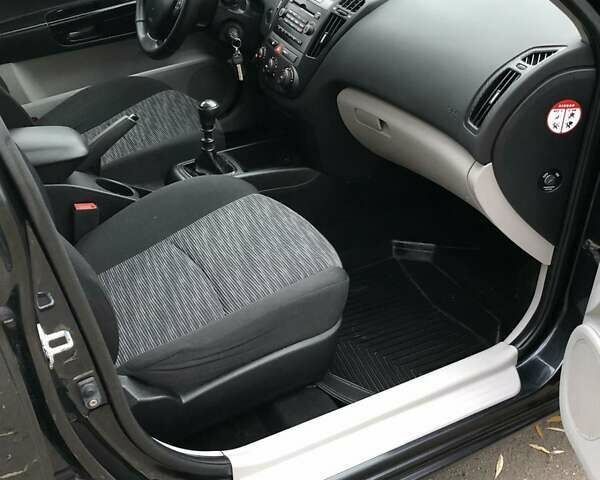 Черный Киа Сид, объемом двигателя 1.4 л и пробегом 181 тыс. км за 4450 $, фото 2 на Automoto.ua