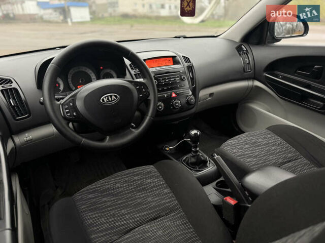 Черный Киа Сид, объемом двигателя 1.6 л и пробегом 231 тыс. км за 5500 $, фото 4 на Automoto.ua