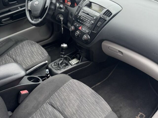 Черный Киа Сид, объемом двигателя 1.4 л и пробегом 290 тыс. км за 4500 $, фото 10 на Automoto.ua