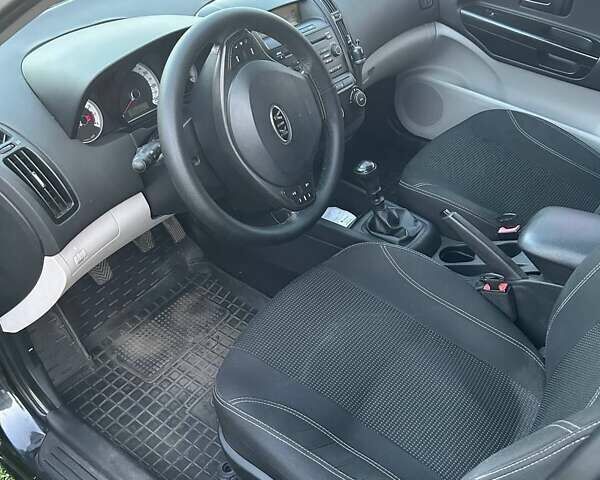 Чорний Кіа Сід, об'ємом двигуна 1.6 л та пробігом 155 тис. км за 5800 $, фото 1 на Automoto.ua