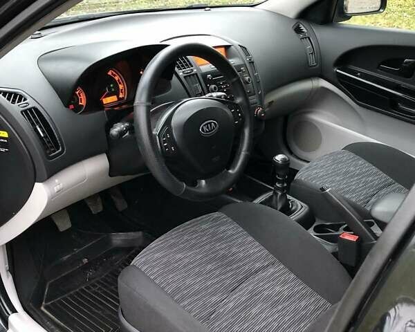 Черный Киа Сид, объемом двигателя 1.4 л и пробегом 181 тыс. км за 4450 $, фото 3 на Automoto.ua