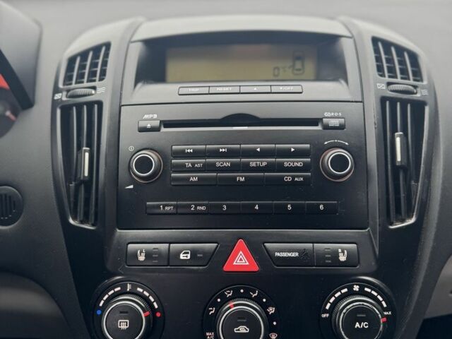 Черный Киа Сид, объемом двигателя 1.4 л и пробегом 290 тыс. км за 4500 $, фото 11 на Automoto.ua