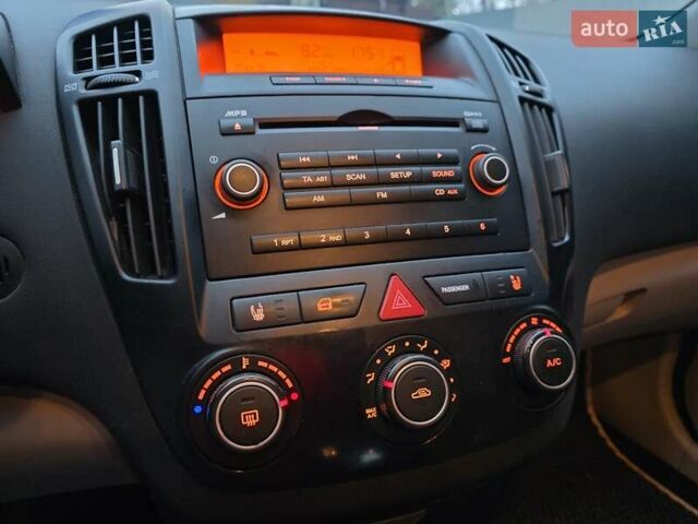 Кіа Сід 2008 у Бердичеве на Automoto.ua Чорний Кіа Сід, об'ємом двигуна 1.4 л та пробігом 167 тис. км за 4450 $, фото 5 на Automoto.ua