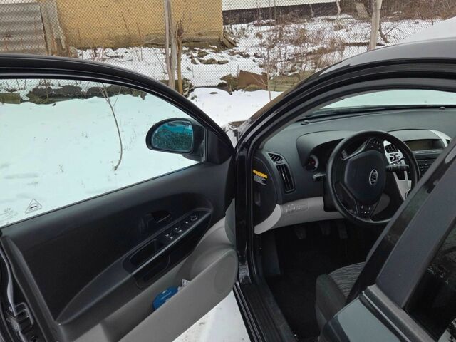 Черный Киа Сид, объемом двигателя 1.4 л и пробегом 158 тыс. км за 6000 $, фото 7 на Automoto.ua