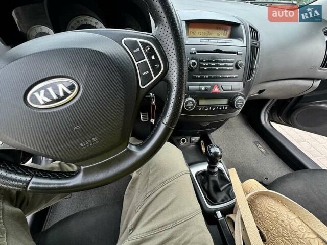 Черный Киа Сид, объемом двигателя 1.6 л и пробегом 235 тыс. км за 5300 $, фото 1 на Automoto.ua
