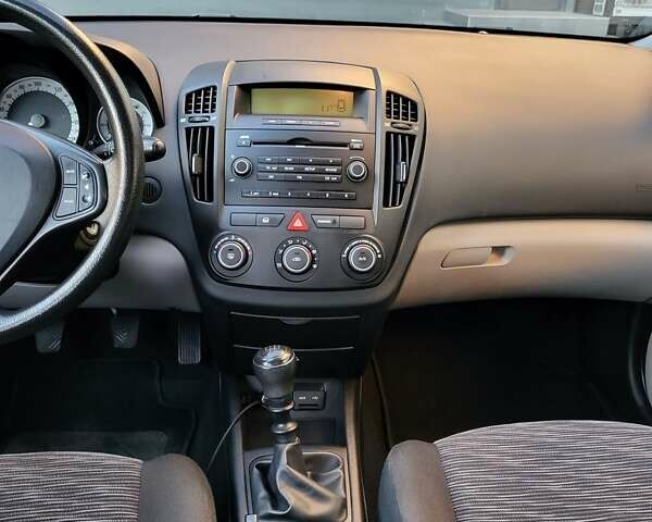 Черный Киа Сид, объемом двигателя 1.4 л и пробегом 177 тыс. км за 6555 $, фото 12 на Automoto.ua