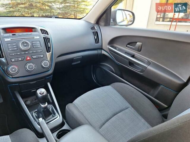 Черный Киа Сид, объемом двигателя 1.4 л и пробегом 210 тыс. км за 5300 $, фото 24 на Automoto.ua