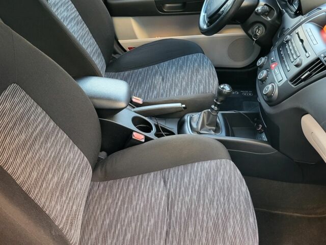 Черный Киа Сид, объемом двигателя 1.4 л и пробегом 185 тыс. км за 6555 $, фото 4 на Automoto.ua