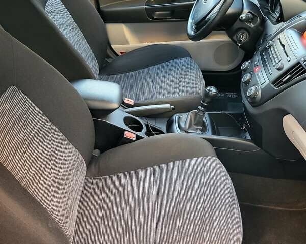 Черный Киа Сид, объемом двигателя 1.4 л и пробегом 177 тыс. км за 6555 $, фото 7 на Automoto.ua