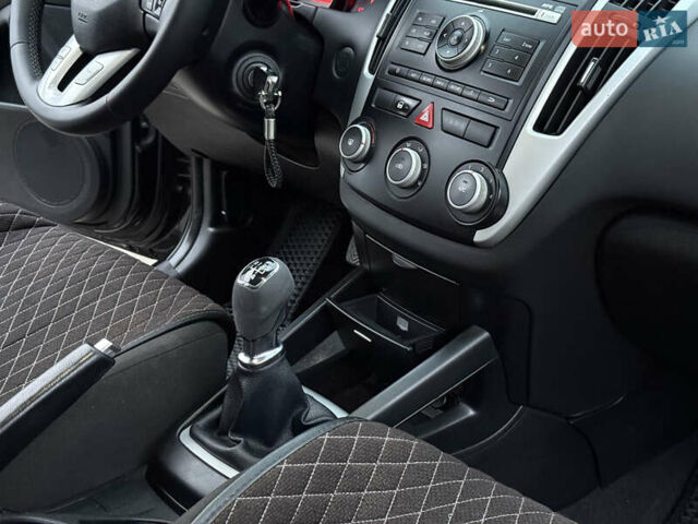 Черный Киа Сид, объемом двигателя 1.59 л и пробегом 285 тыс. км за 6500 $, фото 26 на Automoto.ua