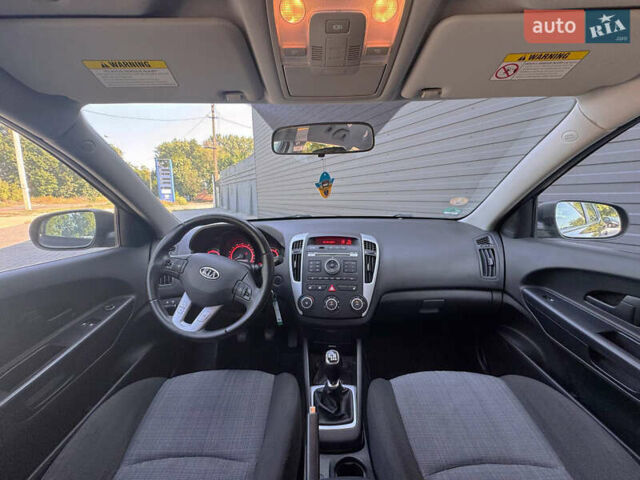 Чорний Кіа Сід, об'ємом двигуна 1.6 л та пробігом 250 тис. км за 7700 $, фото 5 на Automoto.ua