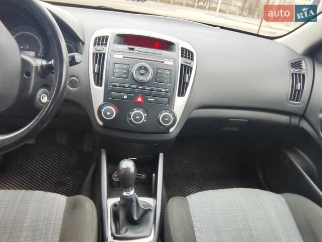 Черный Киа Сид, объемом двигателя 1.4 л и пробегом 175 тыс. км за 7500 $, фото 12 на Automoto.ua