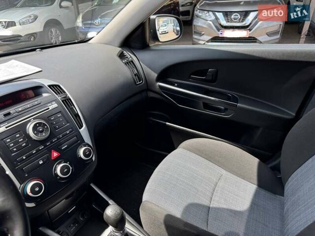 Черный Киа Сид, объемом двигателя 1.4 л и пробегом 182 тыс. км за 6700 $, фото 11 на Automoto.ua