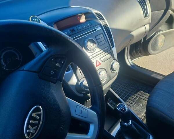 Черный Киа Сид, объемом двигателя 1.4 л и пробегом 200 тыс. км за 5600 $, фото 4 на Automoto.ua