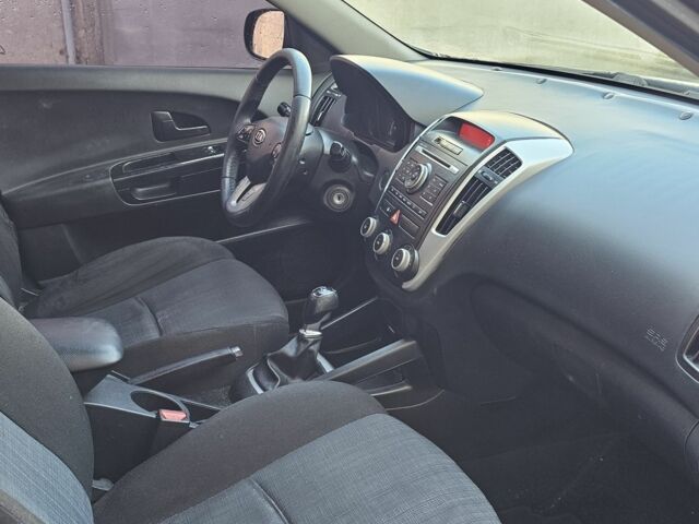 Черный Киа Сид, объемом двигателя 1.6 л и пробегом 200 тыс. км за 4200 $, фото 9 на Automoto.ua