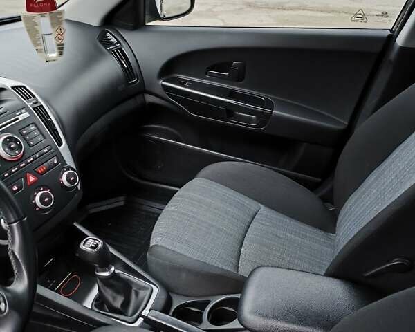 Черный Киа Сид, объемом двигателя 1.6 л и пробегом 224 тыс. км за 7800 $, фото 17 на Automoto.ua