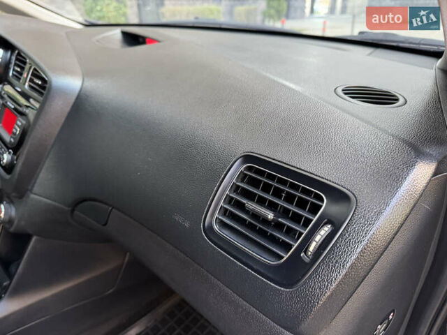 Чорний Кіа Сід, об'ємом двигуна 1.6 л та пробігом 178 тис. км за 8200 $, фото 18 на Automoto.ua
