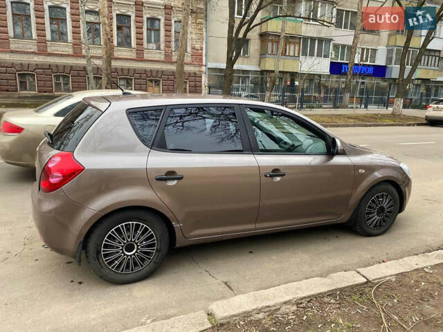Коричневый Киа Сид, объемом двигателя 1.4 л и пробегом 230 тыс. км за 4200 $, фото 1 на Automoto.ua