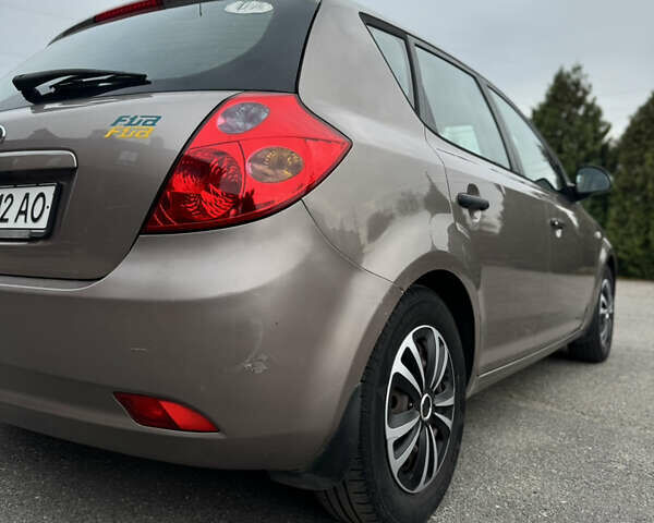 Коричневый Киа Сид, объемом двигателя 1.6 л и пробегом 175 тыс. км за 5200 $, фото 6 на Automoto.ua