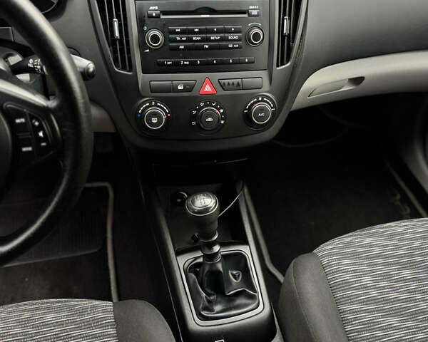 Коричневый Киа Сид, объемом двигателя 1.6 л и пробегом 175 тыс. км за 5200 $, фото 22 на Automoto.ua