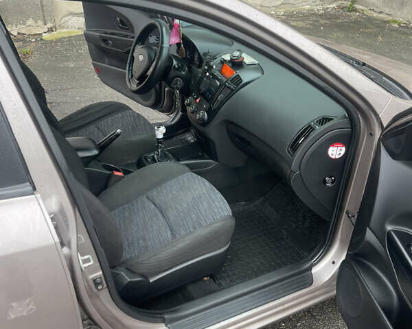 Коричневый Киа Сид, объемом двигателя 1.58 л и пробегом 204 тыс. км за 6099 $, фото 6 на Automoto.ua