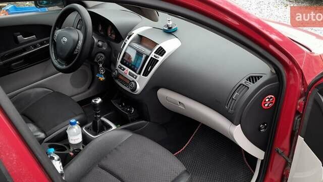Киа Сид 2006 в Павлограде на Automoto.ua Красный Киа Сид, объемом двигателя 1.6 л и пробегом 230 тыс. км за 4500 $, фото 4 на Automoto.ua