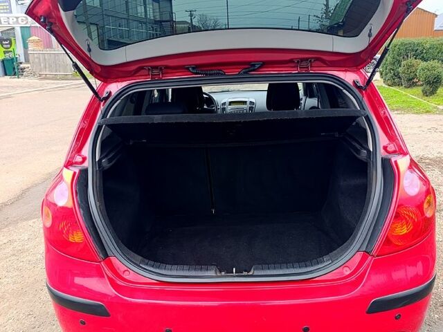 Красный Киа Сид, объемом двигателя 1.4 л и пробегом 180 тыс. км за 4300 $, фото 13 на Automoto.ua