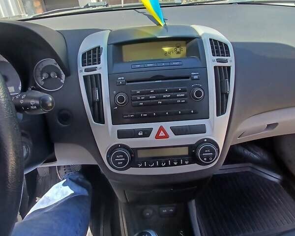 Красный Киа Сид, объемом двигателя 1.6 л и пробегом 155 тыс. км за 5700 $, фото 2 на Automoto.ua