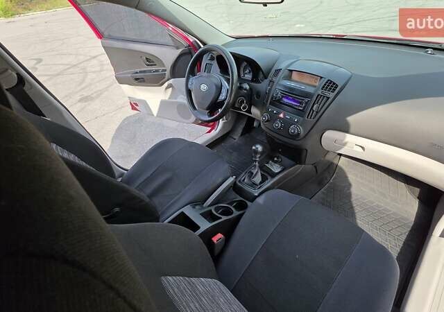 Красный Киа Сид, объемом двигателя 1.4 л и пробегом 207 тыс. км за 5400 $, фото 53 на Automoto.ua